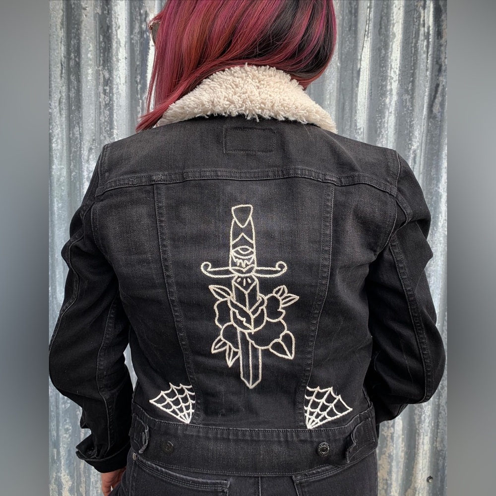 HAND EMBROIDERED LEVI’S SHERPA DENIM JACKET SIZE SMALL